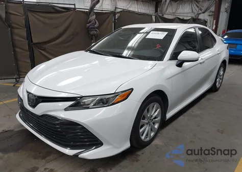 2019 Toyota Camry Le z USA, uszkodzony, nr VIN 4T1B11HK0KU264702